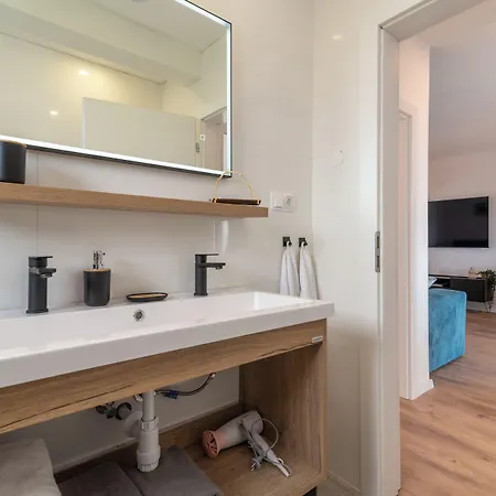 Villa Eight By D